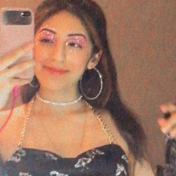 Poshmark profile picture for @yarely